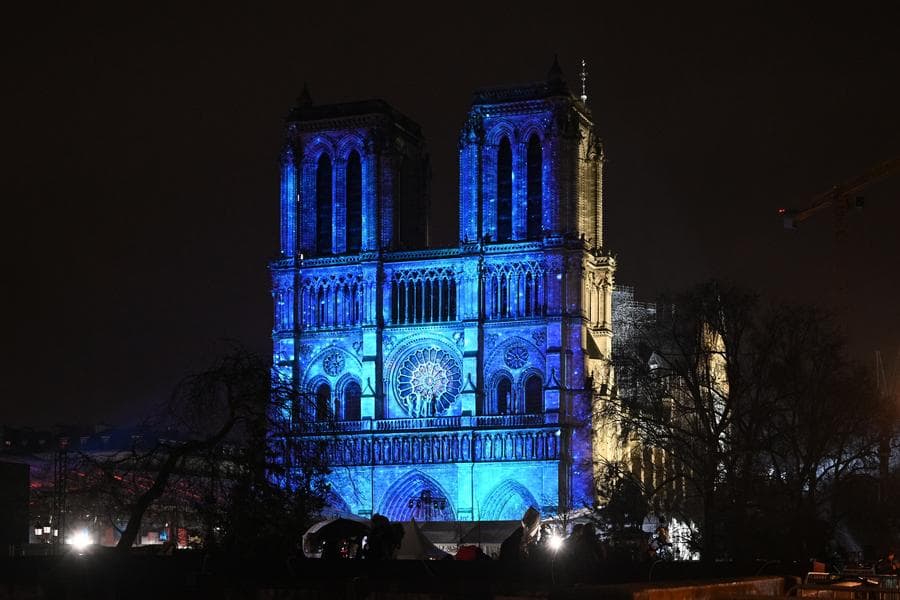 ประชาชนร่วมเปิด 'มหาวิหารนอเทรอดาม' กลางสายฝนในปารีส