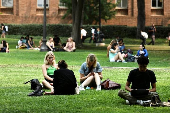 ชาวอเมริกัน' หลายล้านคน ใช้เวลาหลายชม.ต่อวัน สานสัมพันธ์กับ 'เพื่อน AI