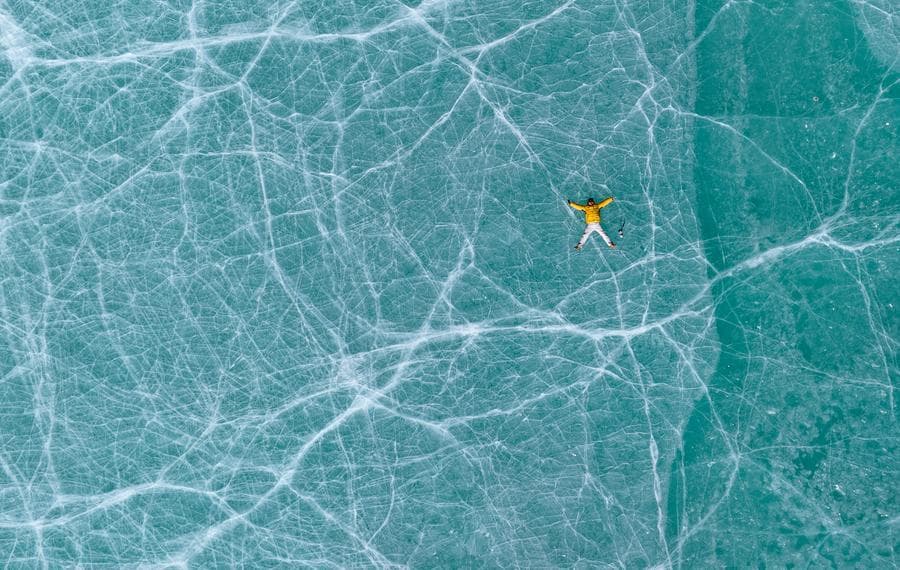 นทท.แฮงเอ้าท์บน 'ทะเลสาบแข็ง' ริมเชิงเขาหิมะในทิเบต