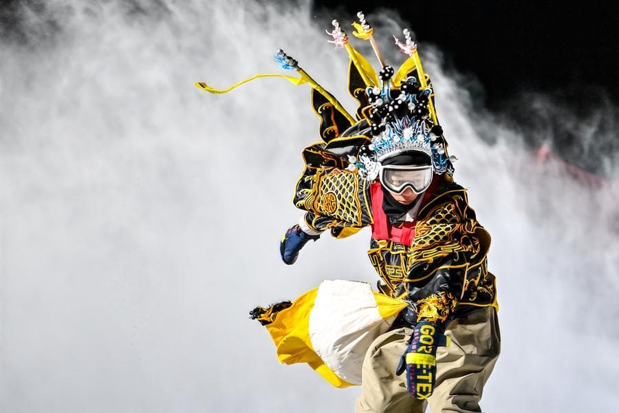 ทัพนักสกีสวมชุด 'งิ้วปักกิ่ง' โชว์ลีลากลางหิมะในจี๋หลิน