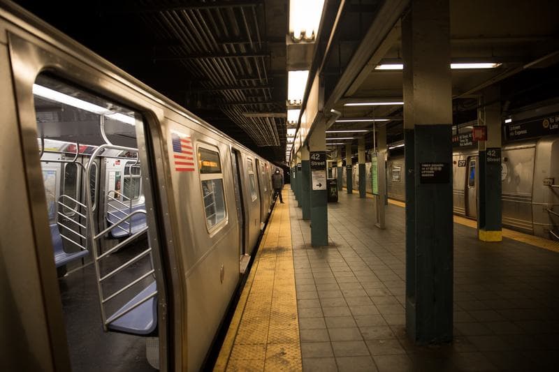 ตำรวจนิวยอร์กรวบชายจุดไฟเผาร่างผญ. เสียชีวิตกลางขบวนรถไฟใต้ดิน