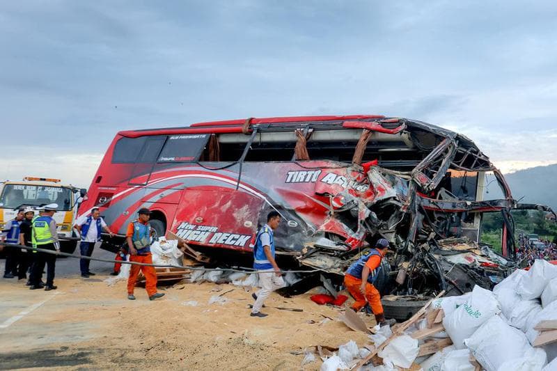 รถบรรทุกเบรกแตกชนรถบัสนักเรียนในอินโดฯ ดับแล้ว 4 ราย