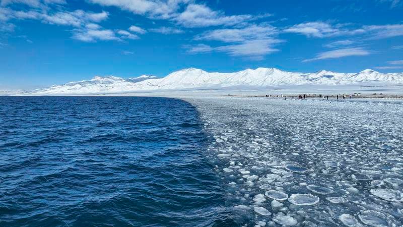 ทะเลสาบ 'ซ่ายหลี่มู่' ยามเหมันต์ สวยตรึงตราในซินเจียง