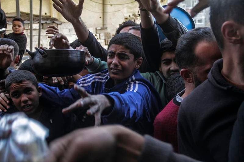 เด็กผู้ใหญ่เบียดเสียดรุมรับอาหารในกาซา