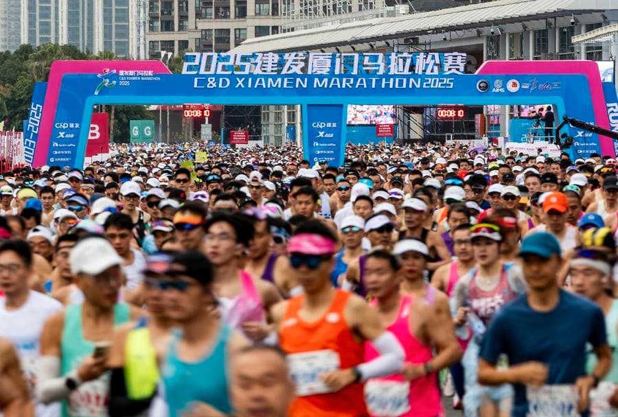 นักวิ่งชาวจีน-ต่างชาติ เนืองแน่นร่วมแข่ง 'มาราธอน เซี่ยเหมิน' ปี 2025