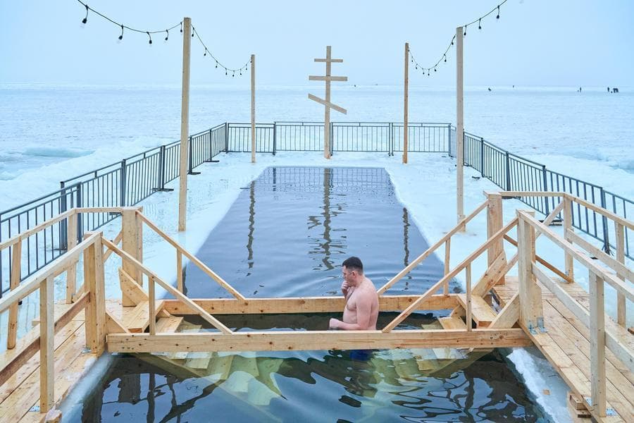 ชาวคริสต์ลงแช่น้ำเย็นจัด ฉลองวันสมโภชพระคริสต์แสดงองค์