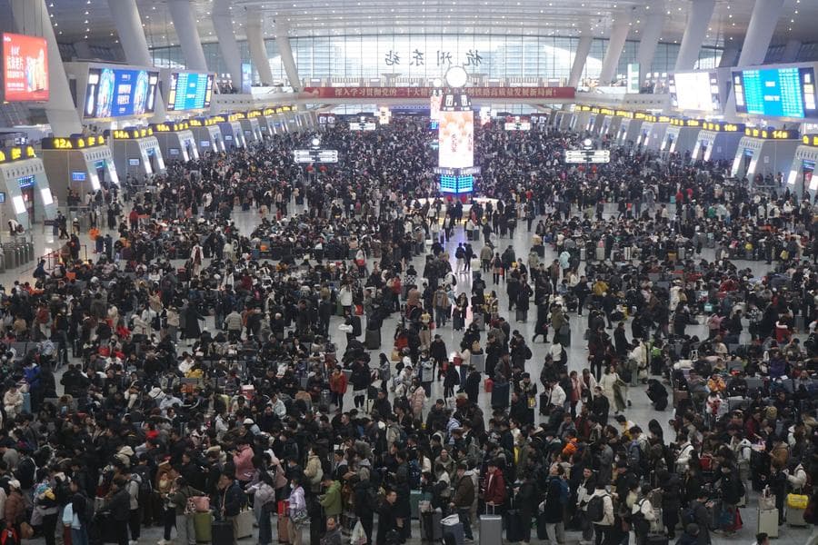 ฝูงชนอัดแน่นสถานีรถไฟ แห่เดินทางช่วง 'ชุนอวิ้น' คึกคัก