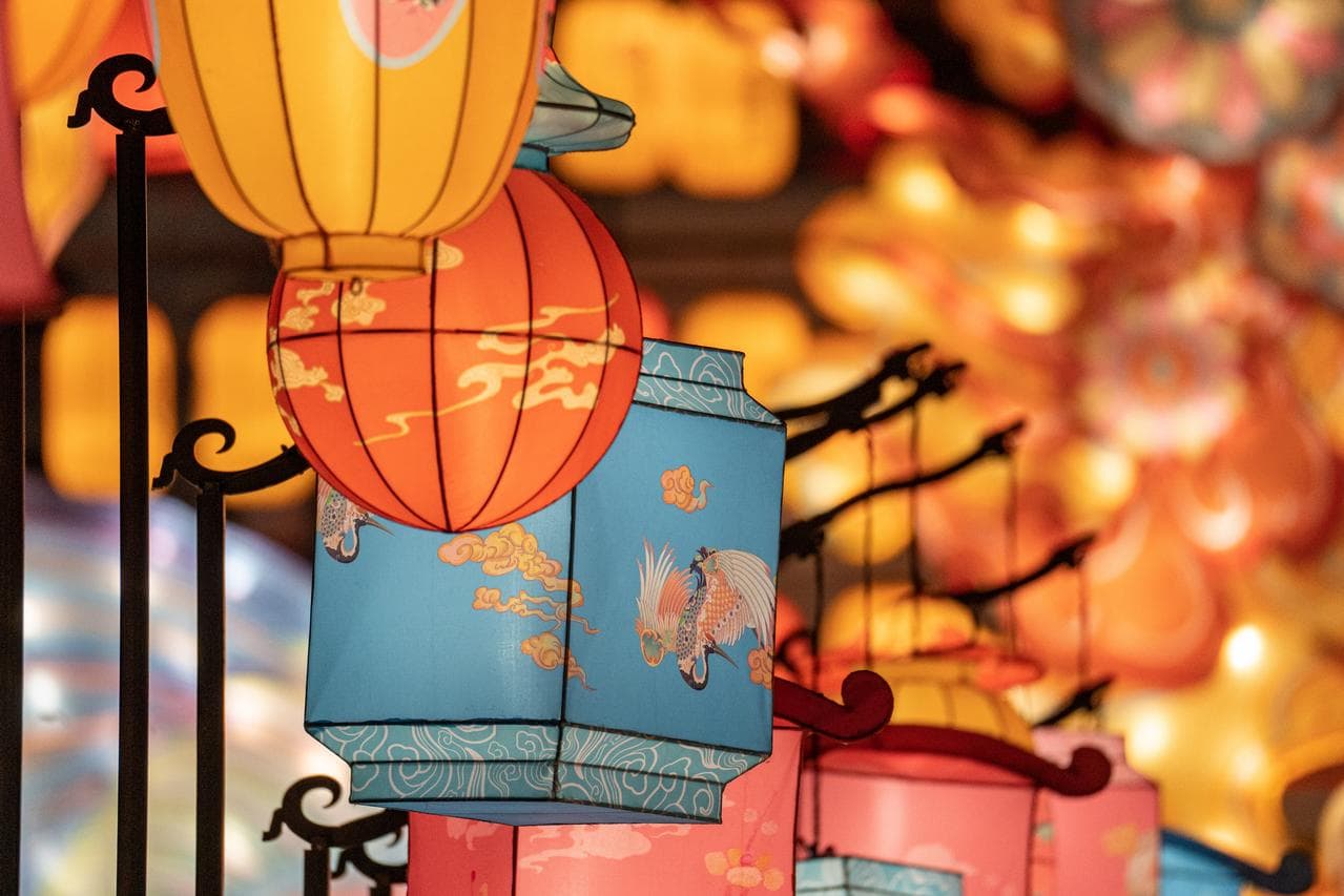 หมู่โคมไฟประดับรับตรุษจีน ขับเน้นสะพานโบราณในเจ้อเจียง