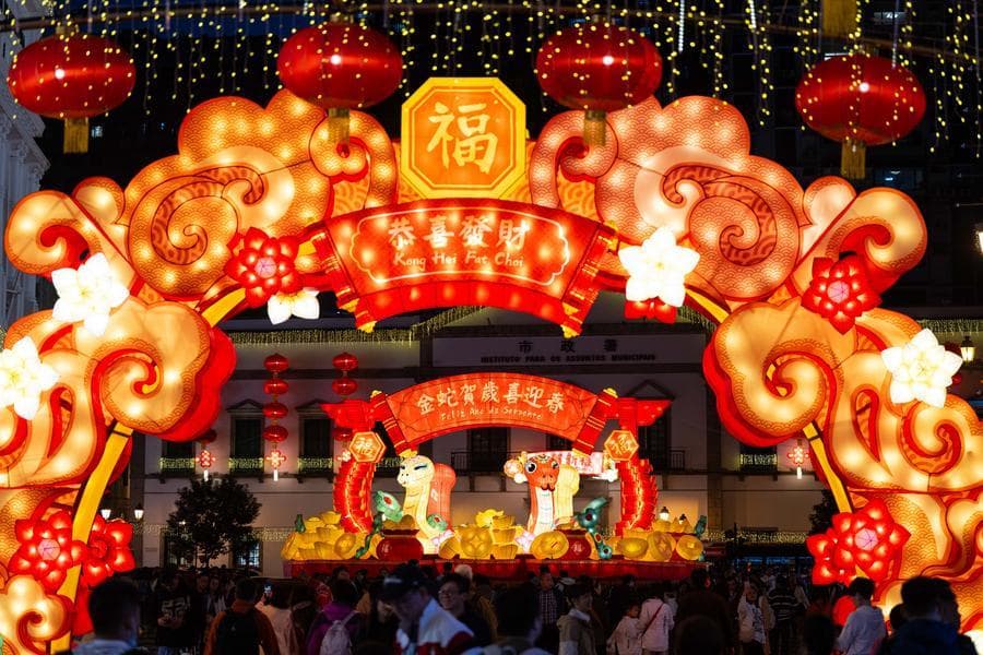 สีสันโคมไฟประดับ ต้อนรับ 'ตรุษจีน' ในมาเก๊า
