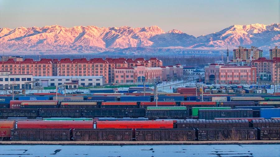 ด่านฮั่วเอ่อร์กั่วซือรับรอง 'รถไฟสินค้าจีน-ยุโรป' สูงเป็นประวัติการณ์ในปี 2024