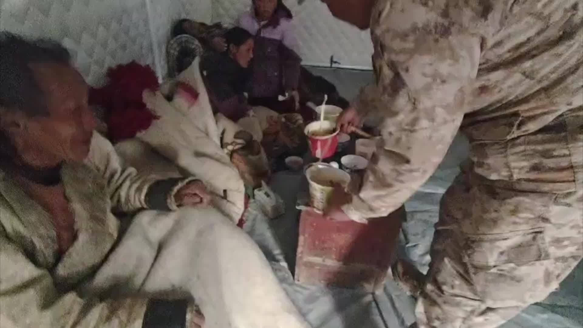 จนท.ลุยแจกจ่ายอาหาร ช่วยเหยื่อแผ่นดินไหวในทิเบต