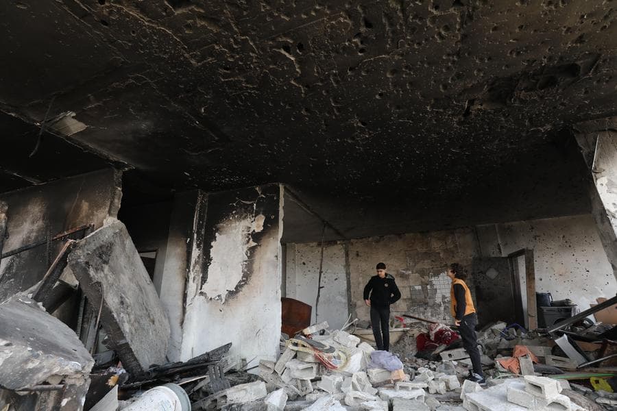 ผู้คนสำรวจ 'ซากบ้าน' หลังอิสราเอลโจมตีทางอากาศในเจนิน