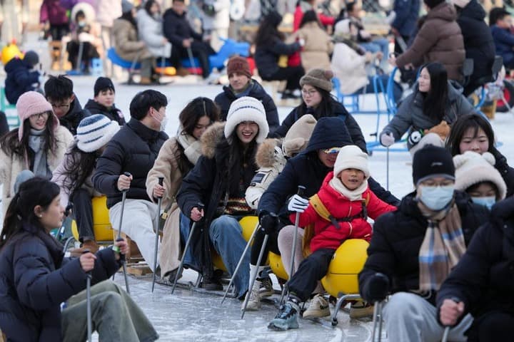 สวนสาธารณะในปักกิ่ง เปิด 'ลานน้ำแข็ง' พร้อมเครื่องเล่นสนุกสนาน