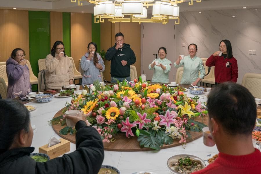 ครอบครัวชาวจีนกับ 'มื้ออาหารค่ำ' อบอุ่นใจในคืนก่อนวันตรุษ