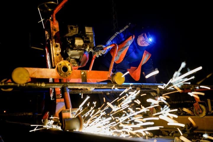 จนท.การรถไฟซานซีลุยงานกะดึก ให้บริการชุนอวิ้นเต็มกำลัง