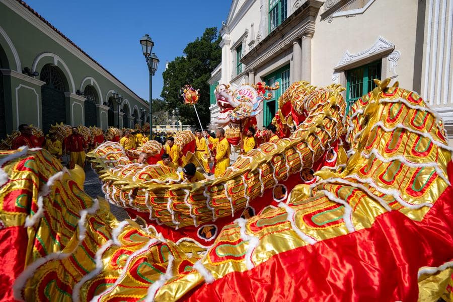 คนเนืองแน่นชม 'เชิดมังกร-สิงโต' ฉลองตรุษจีนในมาเก๊า