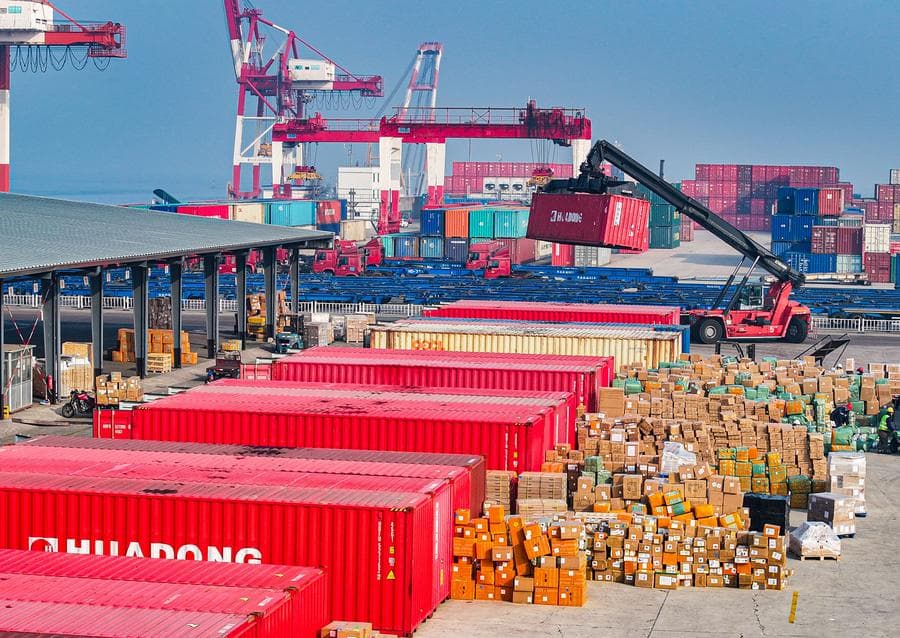 ท่าเรือในจีนทำงานขนส่งคึกคักรับปีใหม่