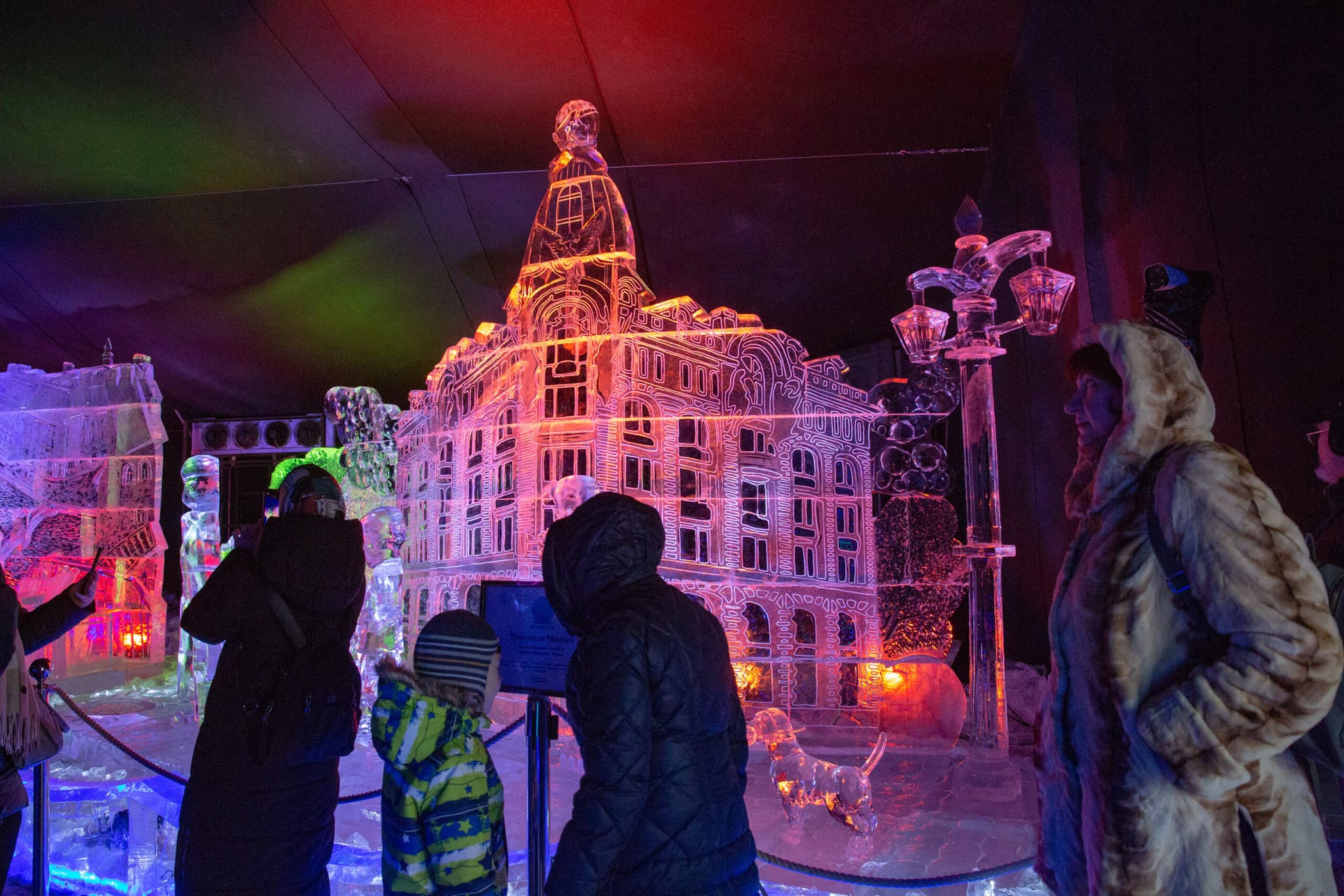 ประติมากรรมน้ำแข็ง' ดีเทลตื่นตาในเซนต์ปีเตอร์สเบิร์ก