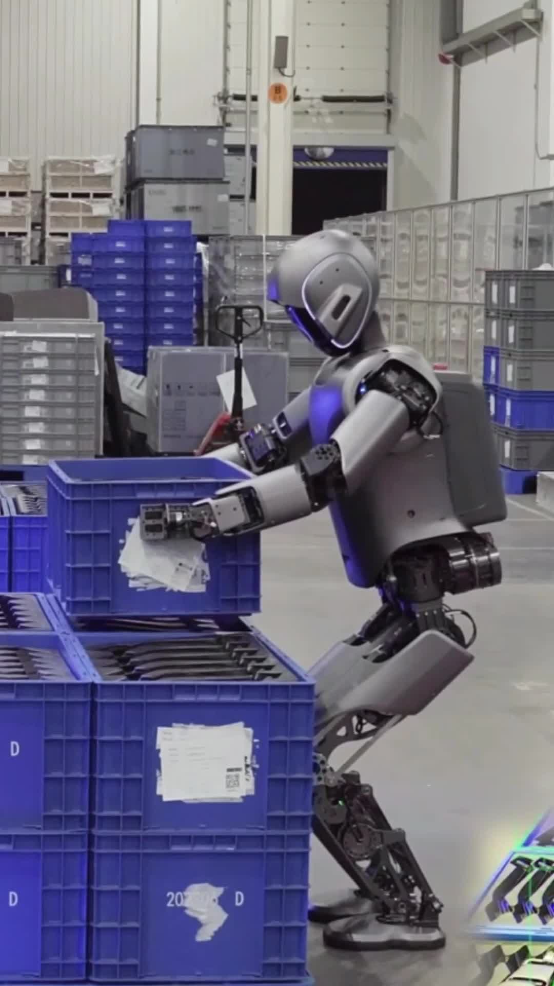 วอล์กเกอร์ เอส1' หุ่นยนต์ฮิวแมนนอยด์ ฝีมือจีน โชว์ช่วยงานยกของ