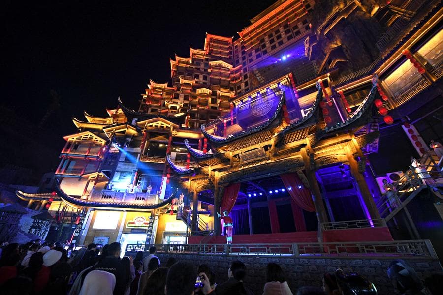 สีสัน 'ตึกมหัศจรรย์ 72 ชั้น' ยามค่ำคืนในจางเจียเจี้ย