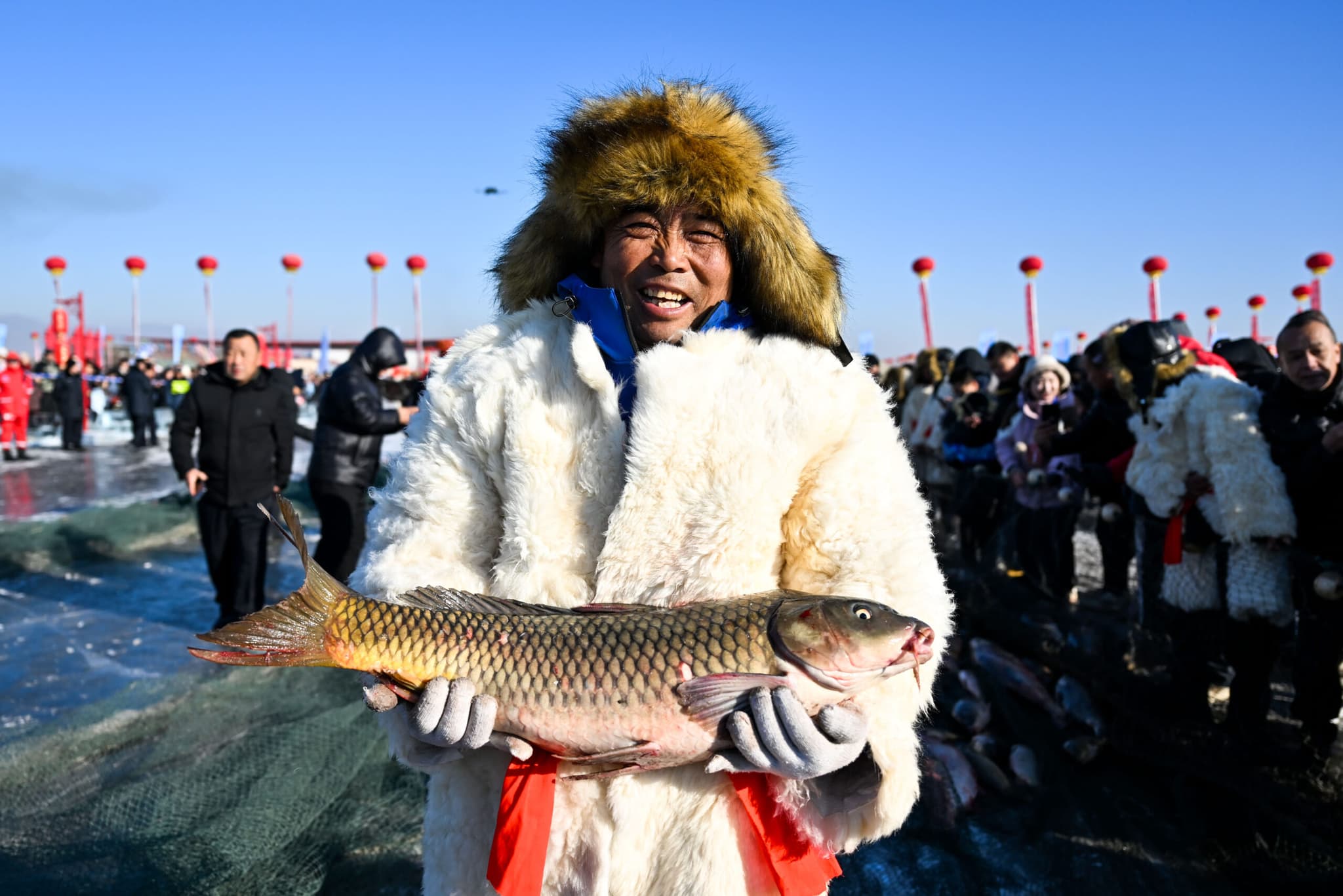 งาน 'จับปลาฤดูหนาว' ดึงดูดนักท่องเที่ยวในมองโกเลียใน