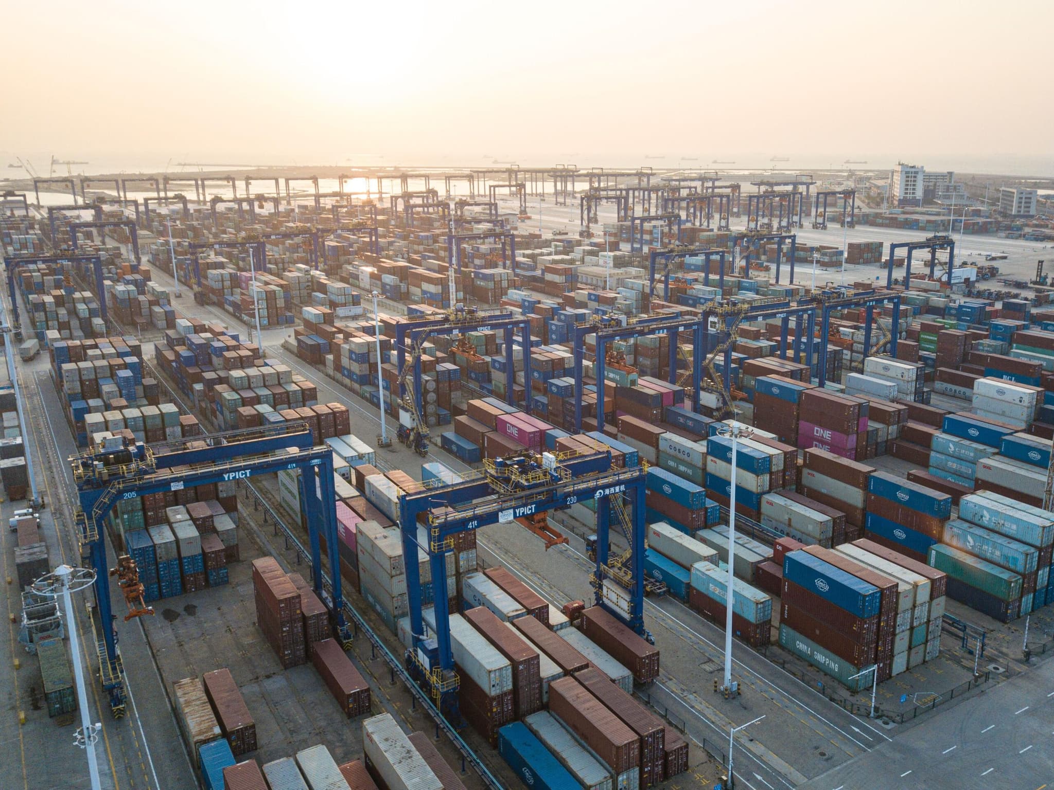 ยอดตู้คอนเทนเนอร์ผ่าน 'ท่าเรือหยางผู่' ทะลุ 2 ล้านทีอียูในปี 2024