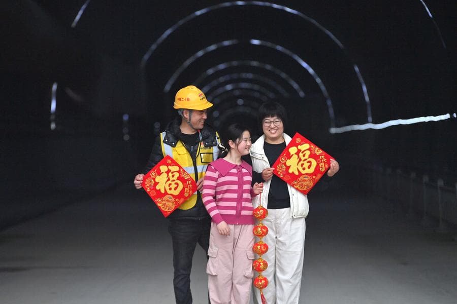 คนงานในกว่างซีถ่าย 'ภาพครอบครัว' รวมตัวพร้อมหน้ารับตรุษจีน