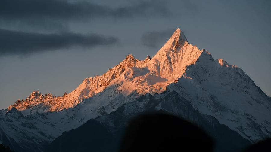 ภูเขาหิมะเหมยหลี่ในยูนนาน อาบแสงทองต้อนรับปี 2025