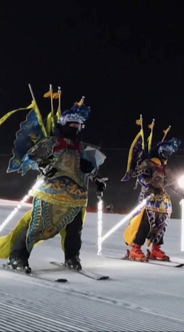 นักสกีสวม 'ชุดจีนดั้งเดิม' โชว์ลีลาพลิ้วไหวกลางหิมะในจี๋หลิน