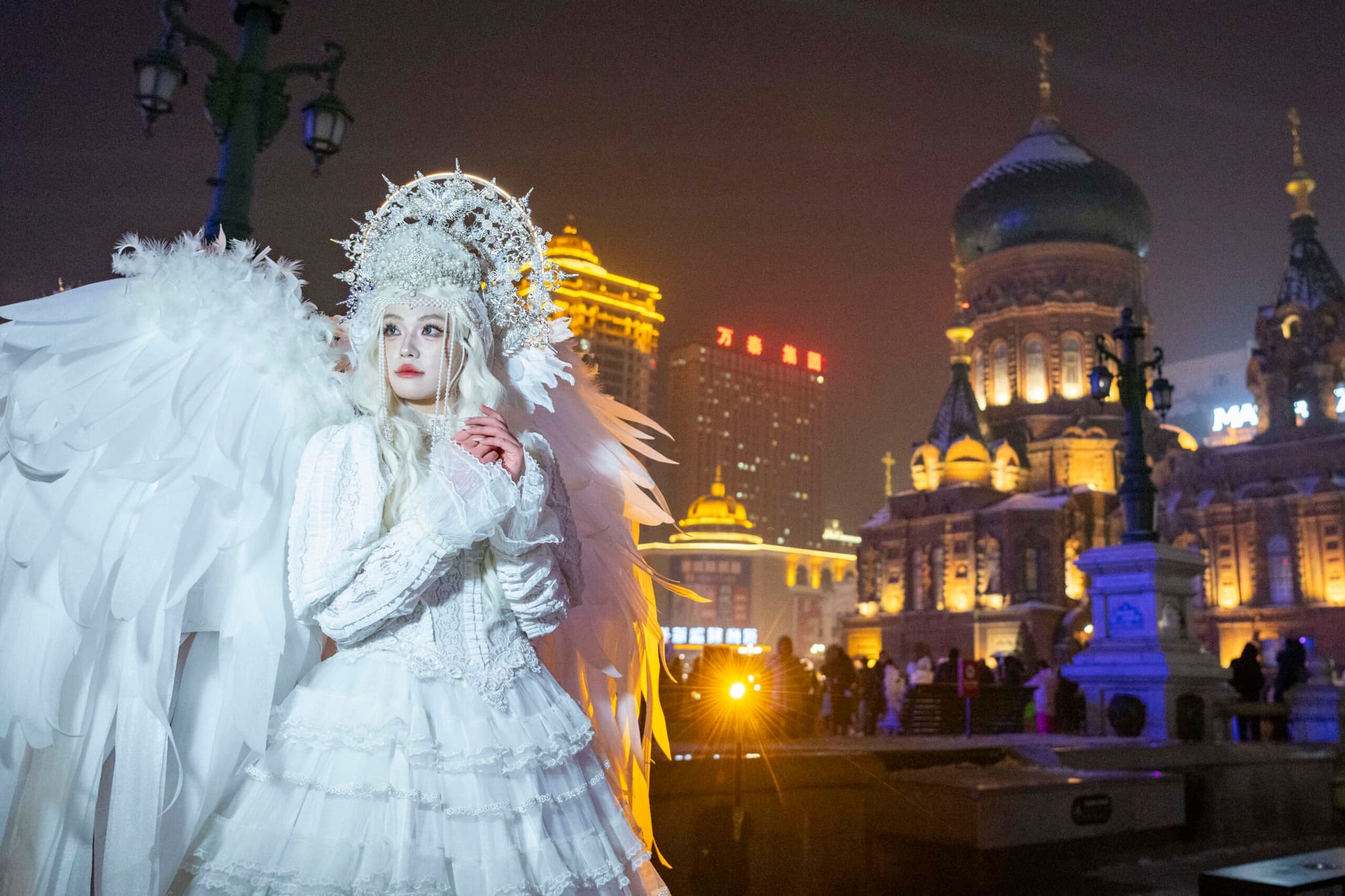 นทท.สวมชุดแฟนซี ถ่ายรูปคู่ 'โบสถ์เซนต์โซเฟีย' ในฮาร์บิน