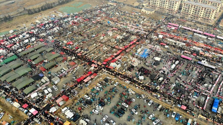 ผู้คนเดิน 'ตลาดโพหลี่' เก่าแก่ 300 ปี ในซานตง