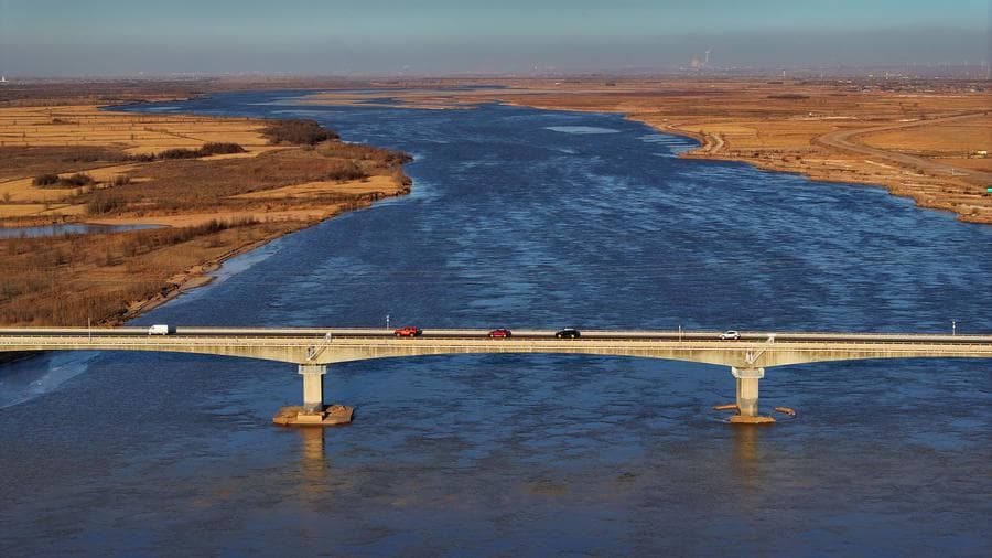 วิวมุมสูง 'แม่น้ำเหลือง' ทอดยาวในหนิงเซี่ย