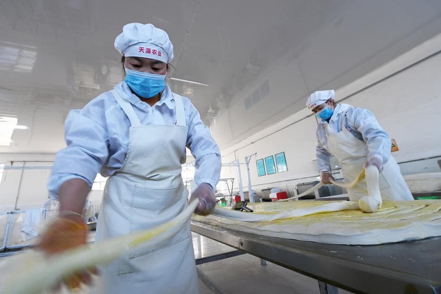 เส้นก๋วยเตี๋ยวทำมืออำเภอกู่ล่าง มรดกวัฒนธรรมเหนียวนุ่มในกานซู่