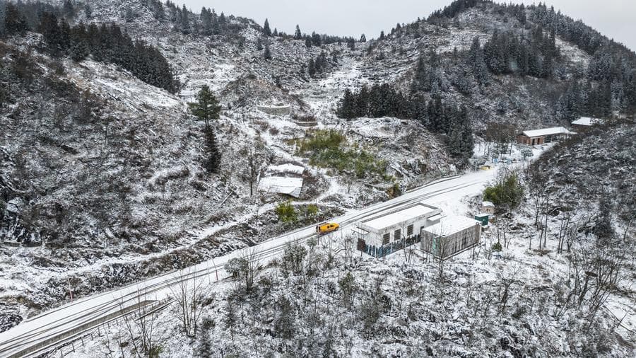 จนท.ลุยงานกลางหิมะ ซ่อมระบบไฟฟ้าในกุ้ยโจว