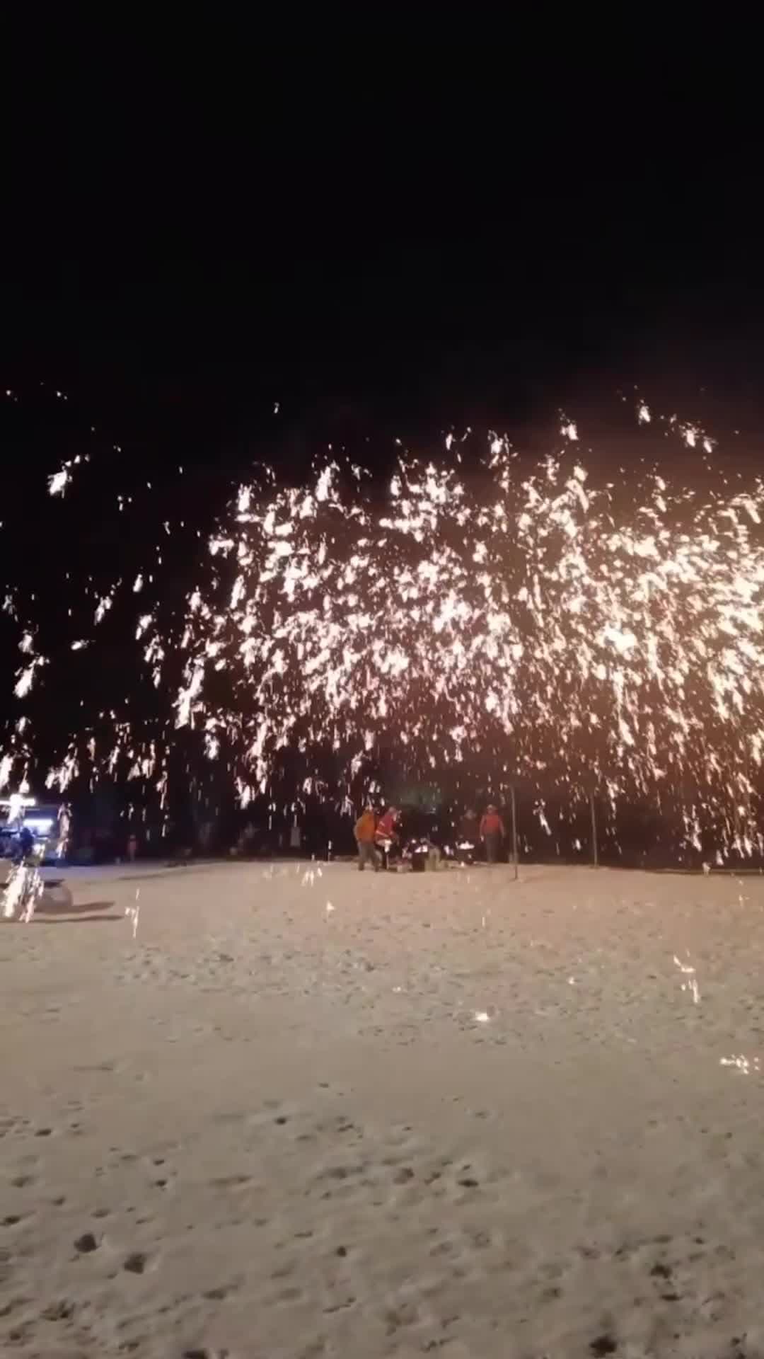 เหอเป่ยโชว์ 'ดอกไม้ไฟเหล็กหลอมเหลว' ต้อนรับปีใหม่