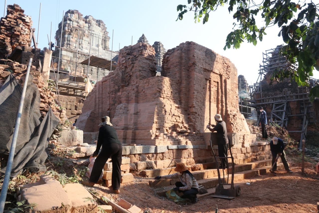 กัมพูชาบูรณะ 'หออิฐพันปี' ในปราสาทพนมบาเค็งเสร็จสิ้นแล้ว