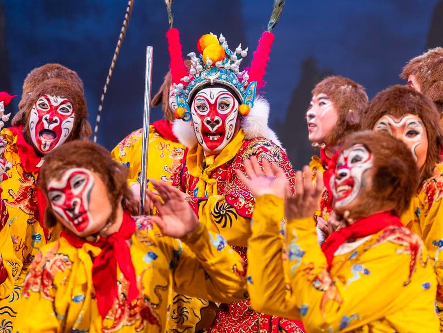 นักแสดงแต่งองค์ทรงเครื่องจัดเต็มโชว์ 'งิ้วอู้' ในแคนาดา