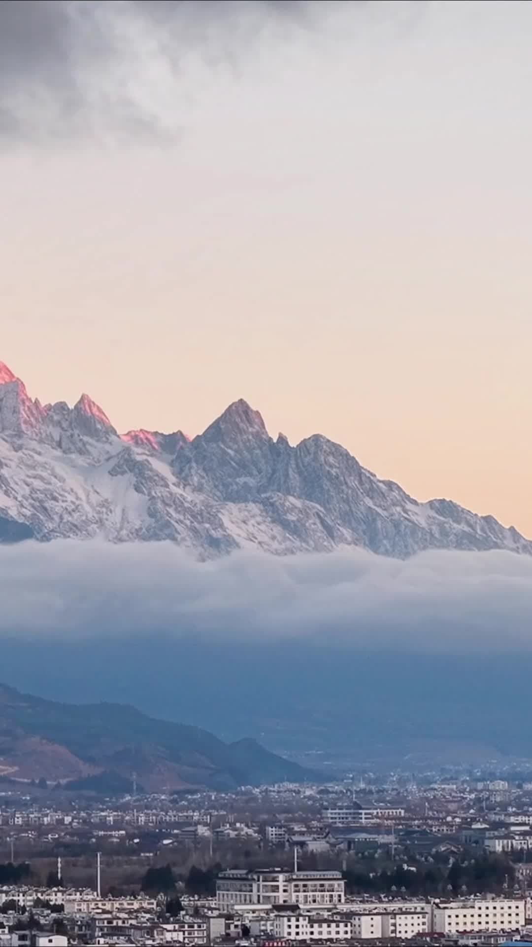 มหัศจรรย์ธรรมชาติ 'ภูเขาหิมะมังกรหยก' ลอยเหนือเมฆในยูนนาน