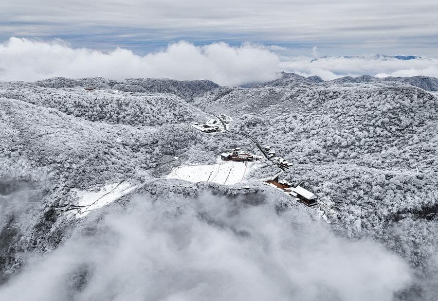 เทือกเขา 'จินโฝ' ในฉงชิ่ง ห่มหิมะระลอกแรกปี 2025