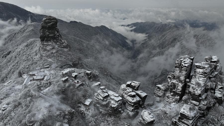 ขุนเขา 'ฟ่านจิ้งซาน' ในกุ้ยโจว ห่มหิมะขาวสวยดังเทพนิยาย