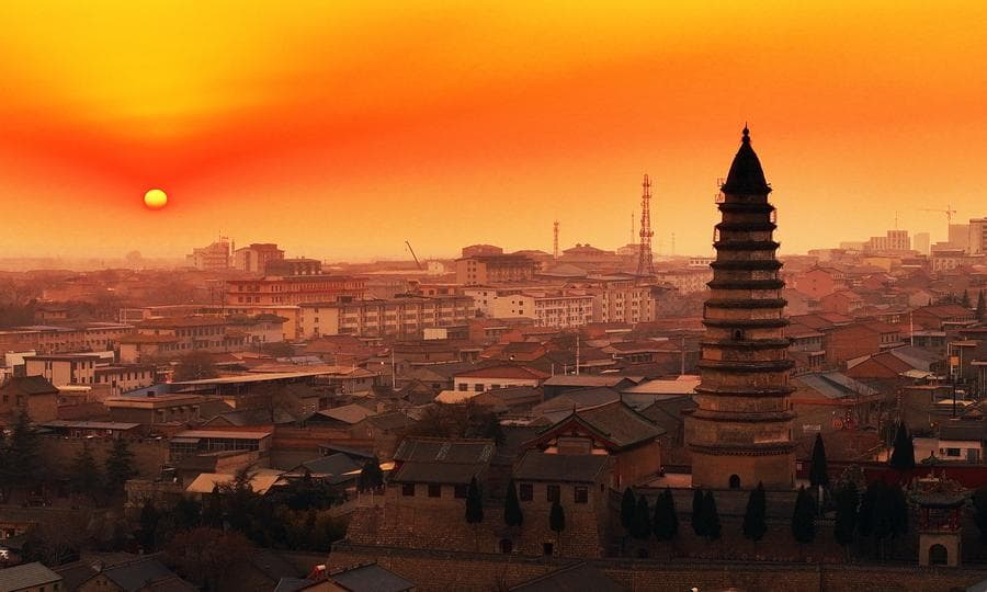 อาทิตย์อัสดงสาดแสง ย้อมฟ้า 'เมืองโบราณ' ในซานซี