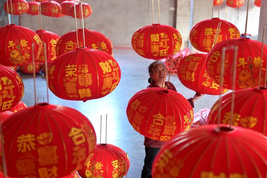 คนงานในหูหนานลุยงานผลิต 'โคมไฟแดง' รับตรุษจีน