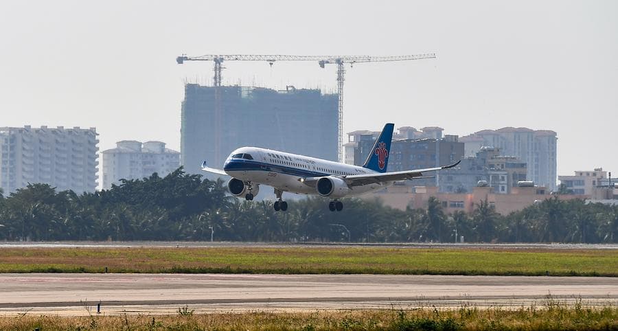 เครื่องบินโดยสาร C919 ฝีมือจีน บินลงจอดใน 'ซานย่า' ครั้งแรก