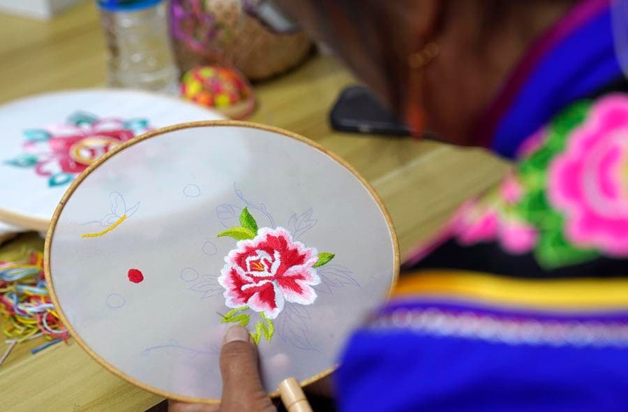 งานเย็บปักกลุ่มชาติพันธุ์อี๋ เพิ่มรายได้-หนุนฟื้นฟูชนบทยูนนาน