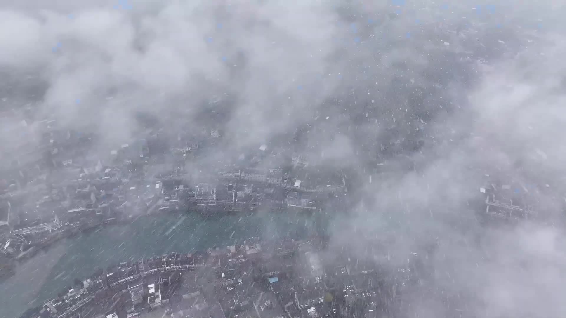 หิมะขาวระลอกแรกห่ม 'เมืองโบราณ' ในกุ้ยโจว