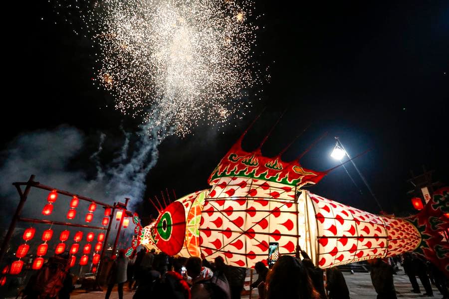 หมู่บ้านโบราณในอันฮุยแห่ 'โคมไฟปลา' สร้างสีสันรับตรุษจีน