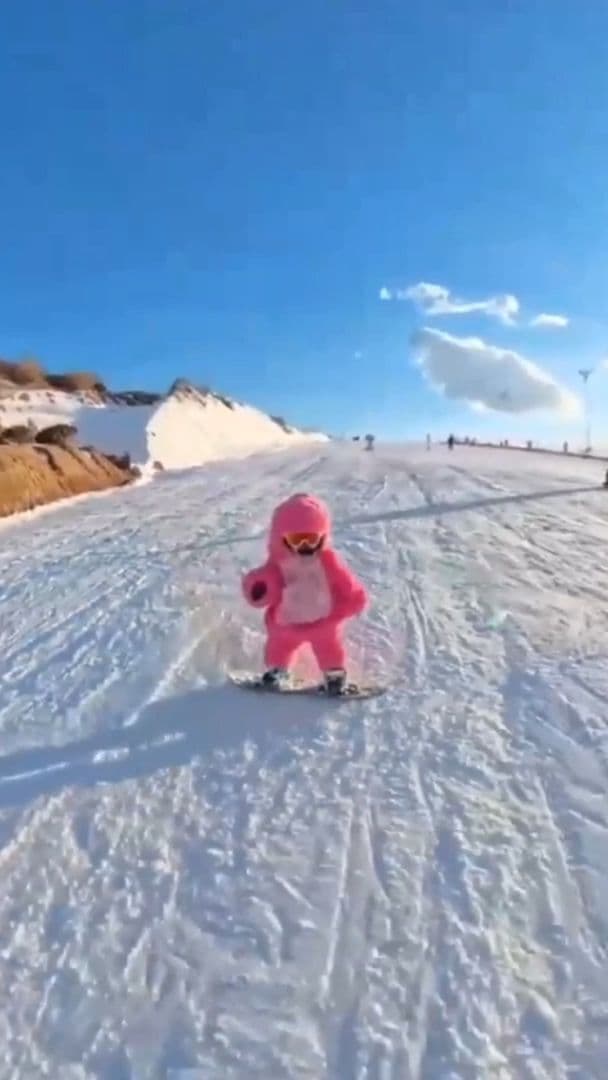 ชาวเน็ตทึ่ง! หนูน้อย 3 ขวบ โชว์สกิลเล่น 'สโนว์บอร์ด' ขั้นเทพ