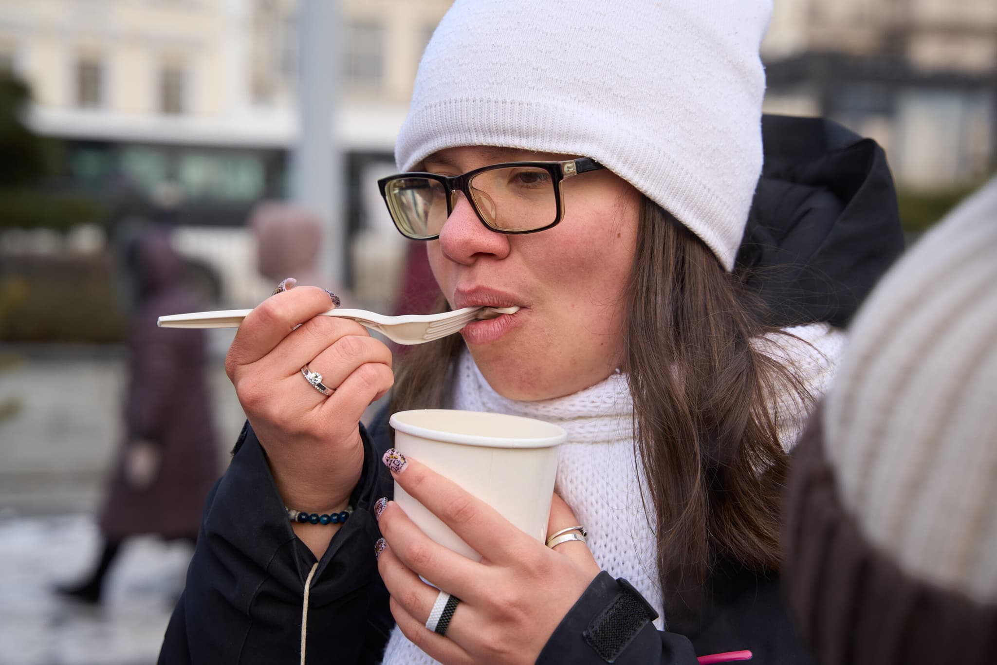 เชฟเสิร์ฟ 'เกี๊ยว' ร้อนสดใหม่ ที่งานวันเกี๊ยวในรัสเซีย
