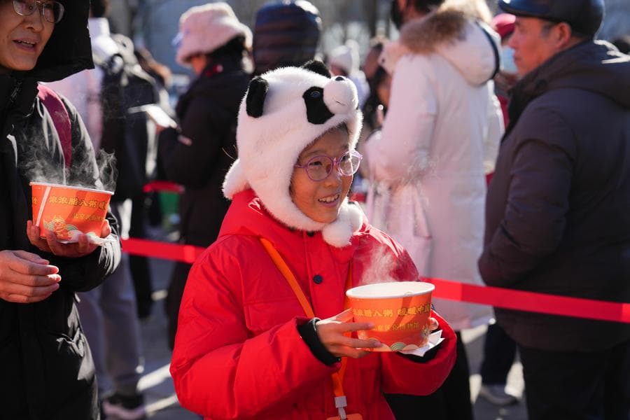 ชาวจีนต่อแถวรับ 'โจ๊กล่าปา' ปรุงร้อนพร้อมกิน