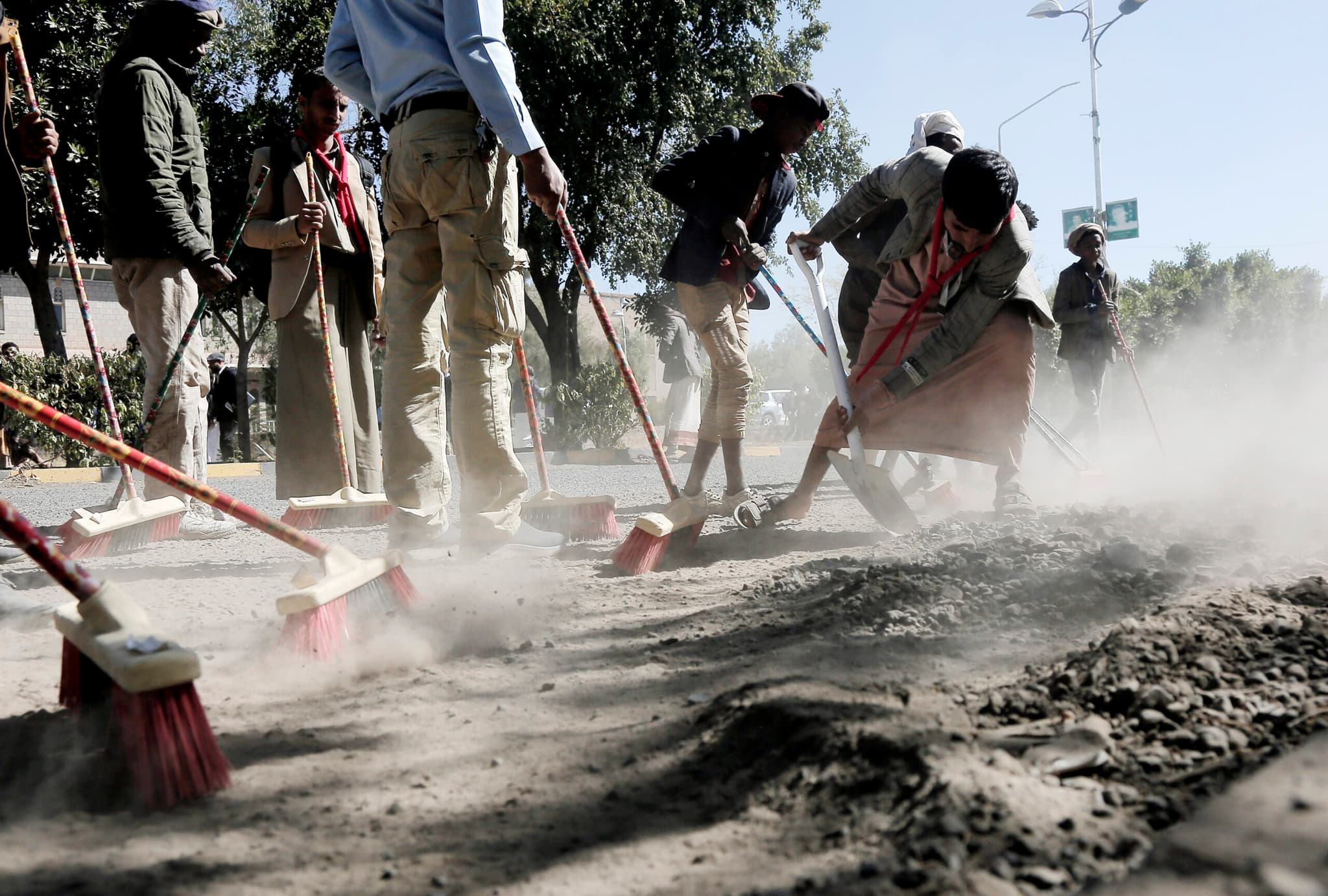 ชายเยเมนกวาดถนนบิ๊กคลีนนิ่งรับปีใหม่